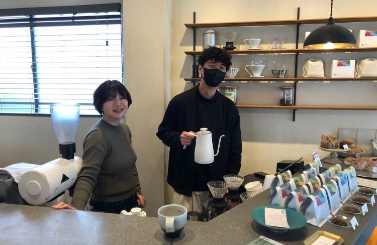 『BERTH COFFEE ROASTERY Haru』スタッフの西村さん(左)と佐久間さん(右)。