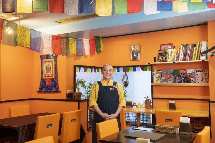 関わるほどにブータンを好きになっていったと語る店主の村上さん。