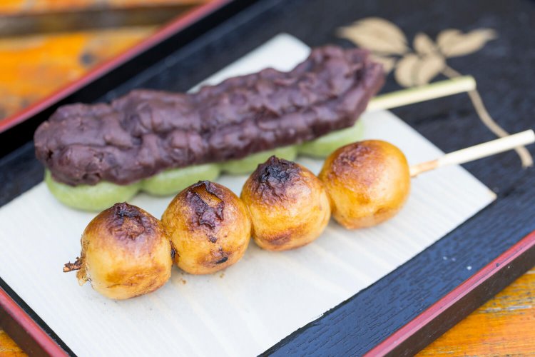 うどんと並ぶ、所沢名物といえば焼きだんご。子供にも愛される郷土の味だ。