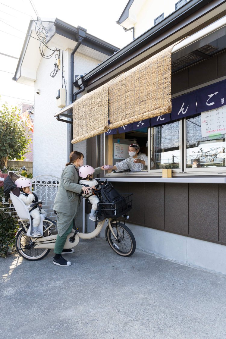 『みや古だんご』店主の金子さん「事前に連絡をくれれば焼いておきますよ♪」。