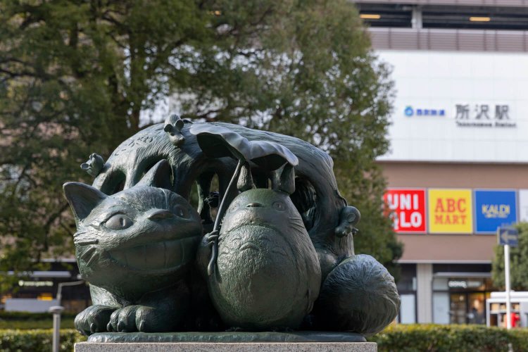 所沢駅の東口ロータリーにあるモニュメント「トトロの生まれたところ」。ぐるり一周眺めてみて。