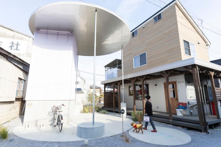 「リードフックがあるから犬の散歩中にも便利ね」。