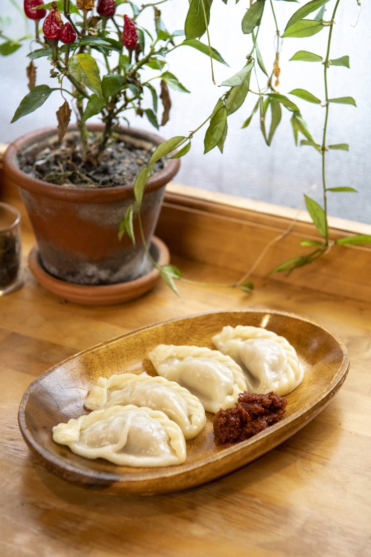 チベット文化圏ではおなじみのモモ７２０円には、エゼという自家製唐辛子ペーストをつけて。