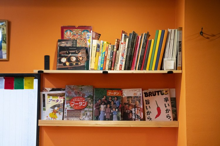 ブータン関連の書籍もいろいろ揃っている。