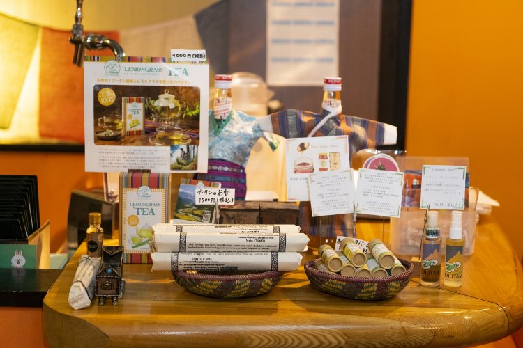 ブータン製のお香、レモングラスのハーブティーやホームスプレーなども販売。