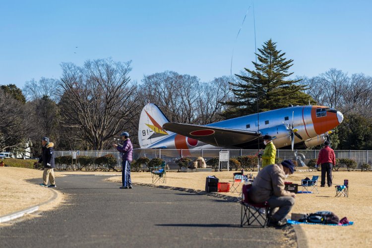 広さ約50haの所沢航空記念公園。中型輸送機C-46のある広場では、模型飛行機を飛ばす人がよく集まる。