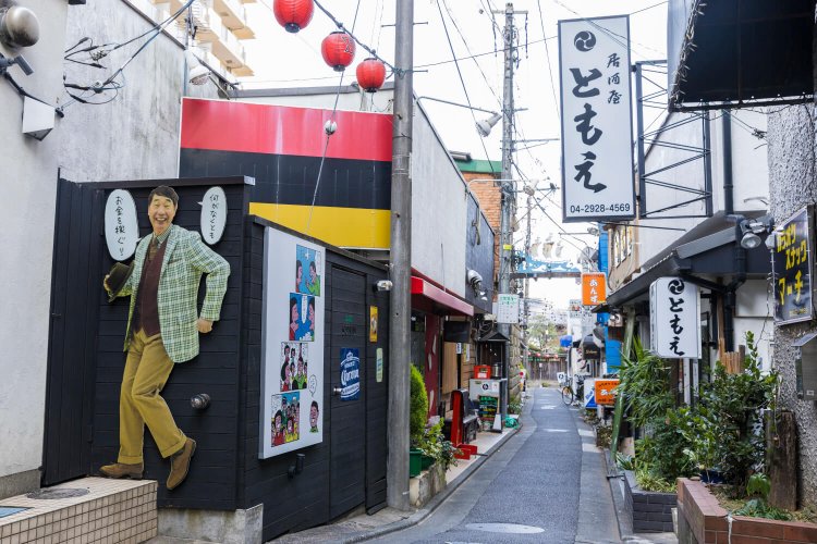 飲み屋街の盃横丁。2020年から元住民の蛭子能収さんの絵がにぎやかす。