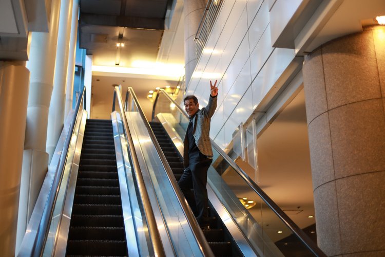 『Bunkamura』の1階と地下をつなぐエスカレーターで。