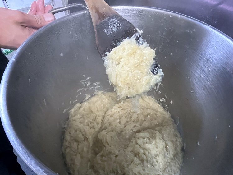 玉ねぎはじっくりと6時間かけて炒め甘味を引き出してハンバーグのたねに加える。