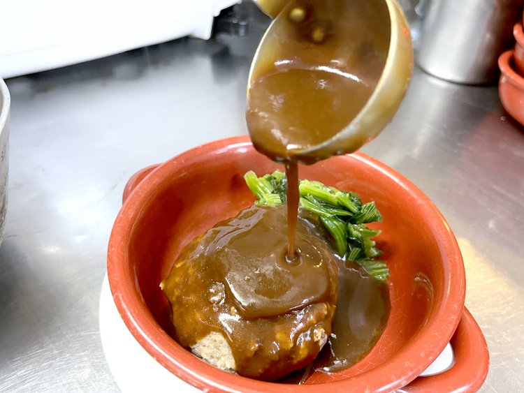 赤ワインをたっぷり入れた自家製のデミグラスソースをアツアツのハンバーグにかける。