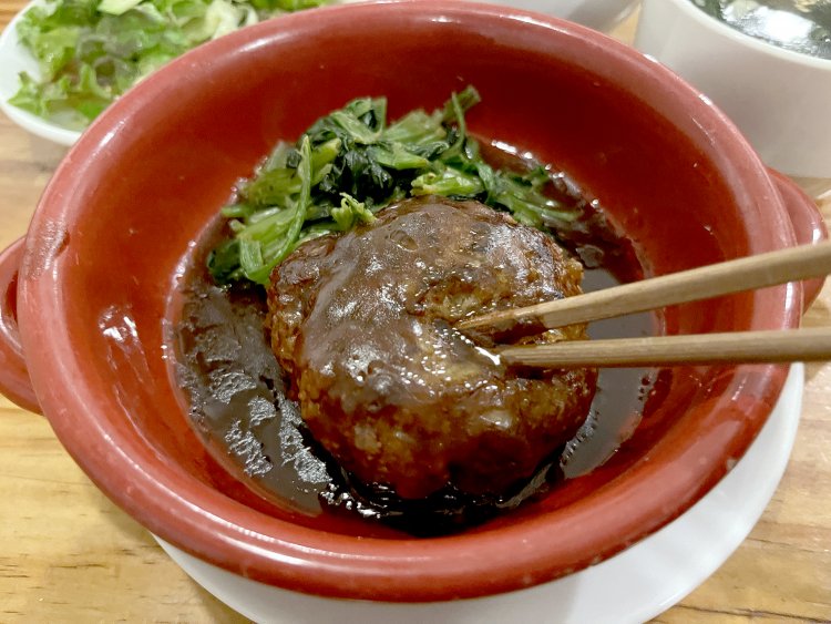 箸を入れるとじゅわっと肉汁が溢れ出してきた。