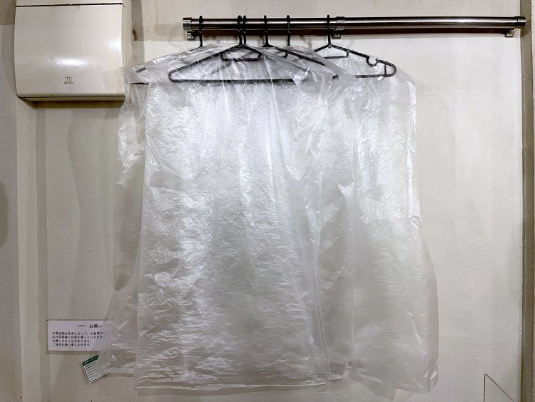 ビニールのカバーがあるから、服に焼肉のニオイがつきにくい。