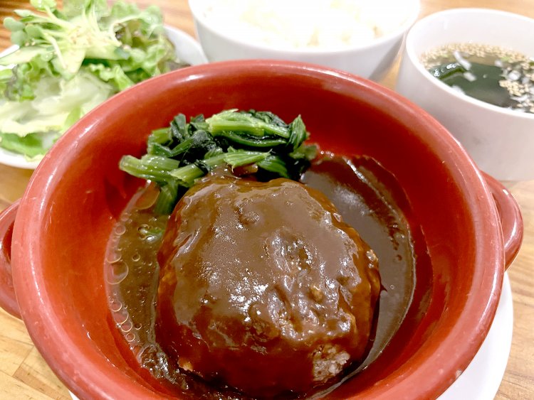 近江牛100％ ハンバーグランチ1000円。箸を入れるとじゅわっと肉汁が溢れ出す。