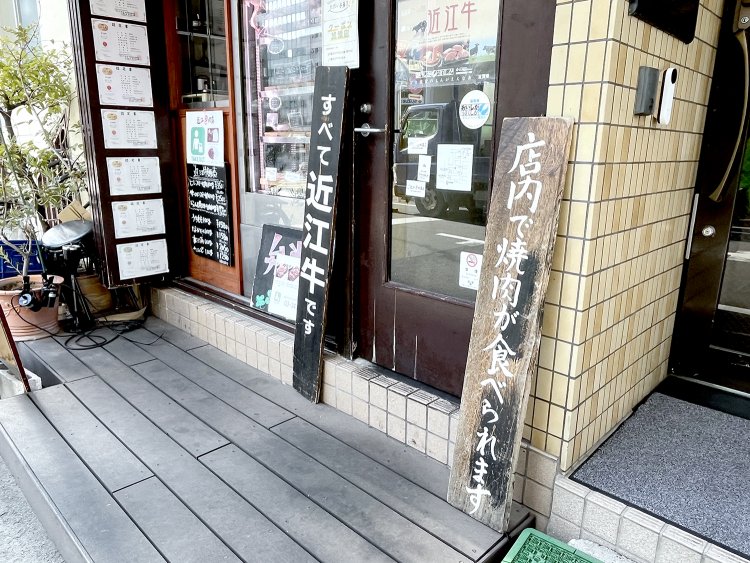 「能書きはいい、とりあえず食べてみようかな」と思わせる2枚の看板。