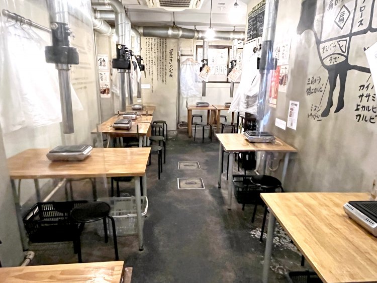 店内はテーブルとイス、煙を吸い取ってくれるロースターとシンプル。