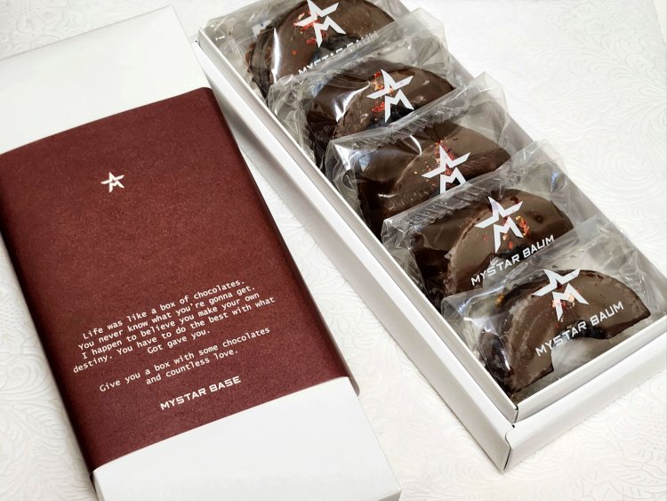 バウム レーゲンボーゲン（ラズベリー＆ミルクチョコレート)5個入1890円。