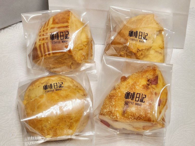 リッチバタースコーン（左上）530円、リッチあんバタースコーン（左下）614円、プレーンスコーン（右上）430円、ベーコンチーズスコーン（右下）594円。