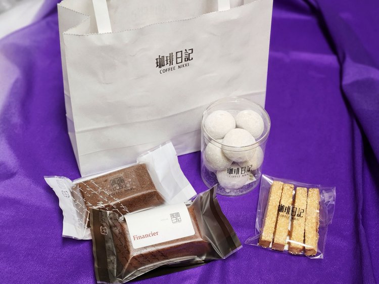 紅茶フィナンシェ（左上）378円、フィナンシェ（左下）324円、スノーボール（右上）648円、2種のチーズクッキーお試しサイズ（右下）220円。