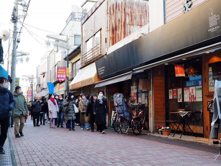 キラキラ橘商店街。『ハト屋』のコッペパンを参加者とともに頬張った。
