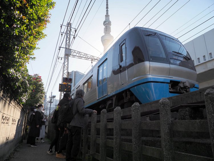 こんなに間近で電車の通過を眺められる場所も。