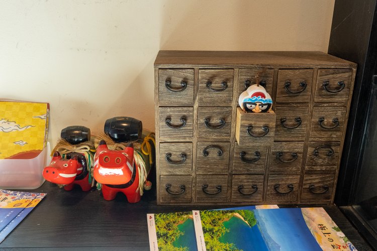 どの店にも必ず赤べこは置かれている。