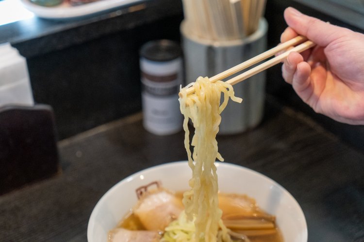ツルツルの平打ち麺は、ほどよい柔らかさで喉越しもいい。