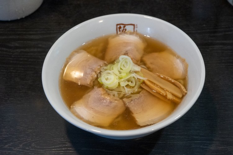 いちばんシンプルな喜多方ラーメン。自慢の手作りとろ旨焼豚がどんぶり一面にのった焼豚ラーメンも人気。