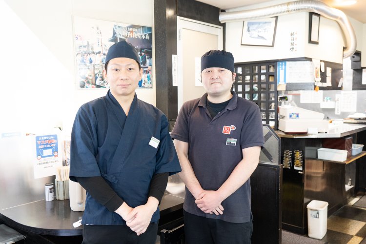フランチャイズ本部のマネージャーを務める川野至遠さん（左）と店長の石丸国宏さん（右）。