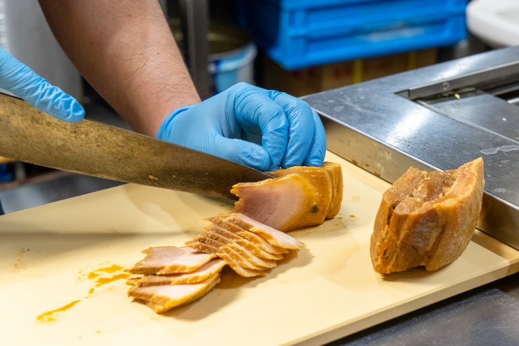 手作りとろ旨焼豚は、必ず手切りしている。