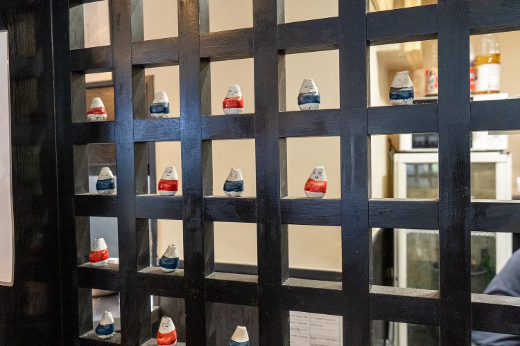 会津地方の郷土玩具で縁起物の小法師も店内に。