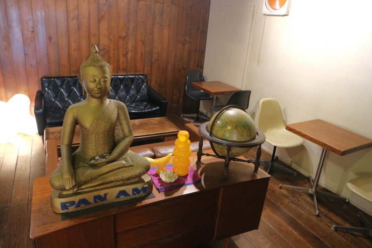 奥行きのある店内は、手前と奥で雰囲気が大きく異なる。