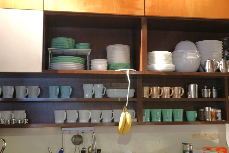 食器棚には、多種多様なファイヤーキングアイテムが並んでいた。