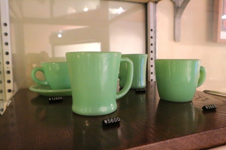 店内ではファイヤーキングの食器の販売もしている。