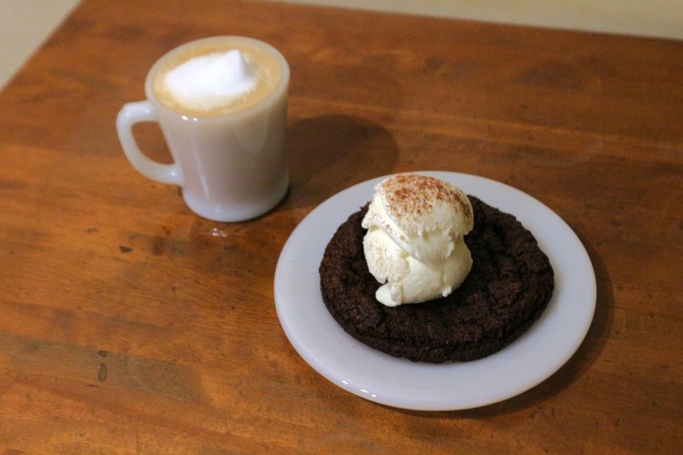 チベタンココアブレッド（写真右）660円とホワイトチョコレートラテ（写真左）605円。初めて食べるスイーツに心が躍る。