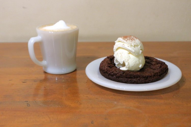 日本では聞き慣れないチベタンココアブレッド（写真右）660円は、ネパールで親しまれているスイーツ。ホワイトチョコレートラテ（写真左）は605円。