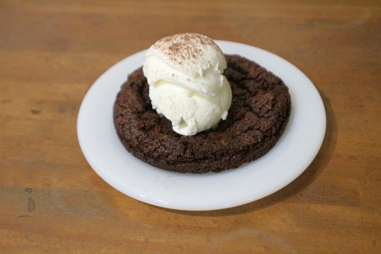 ここでしか食べられない“黒い”チベタンブレッド。