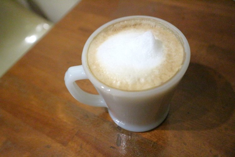 ホワイトチョコレートの優しい甘さを感じるふわふわのラテは、飲むたびに心がほぐれていくかのよう。