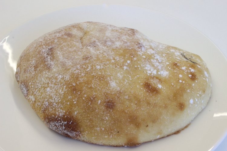 しっとりもちもちの生地がクセになるもちもちブール140円。