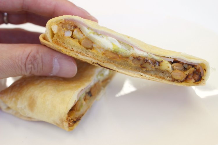 納豆トルティーヤ175円の中身は納豆にハムとチーズ、レタスと玉子。これが絶妙なハーモニー！