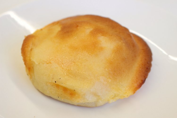 人気商品のプリンパン160円。