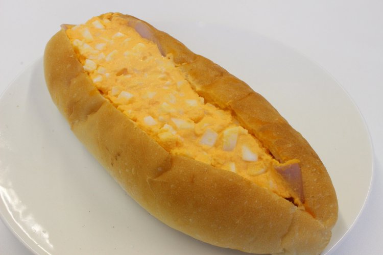 もちろん定番も充実。ハムタマコッペ220円は田中農場の卵使用で濃厚、かつこのボリューム。