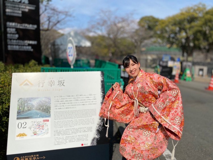 熊本城南側の行幸坂（みゆきざか）にて。地震から復旧し、歩道全面開通中！