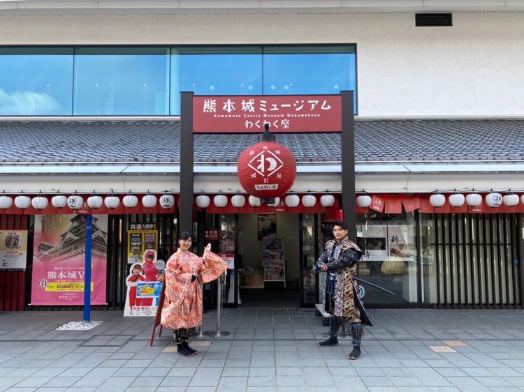 赤い大きな提灯が目印。マスコットの金蔵くんや、愉快な熊八にも会えるかも？