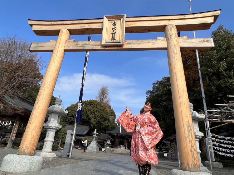 熊本地震で被災した石造りの鳥居が、木造で再建。扁額（へんがく）は、細川家第18代当主・細川護熙氏が手掛けられました。