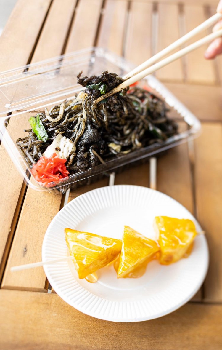 自社製ソースを使った東村山黒焼きそば300円、大学芋100円。敷地内の『森のキッチン』で販売。