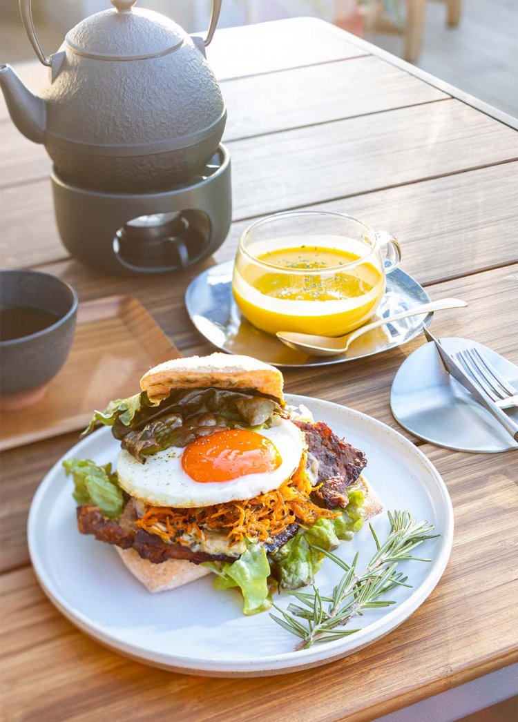 カフェの植物に囲まれたテラス席で過ごす時間も格別。