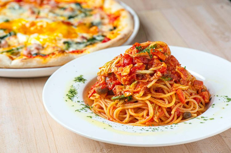 清瀬野菜のトマトパスタ880円（手前）とベーコンとほうれん草のビスマルク950円。