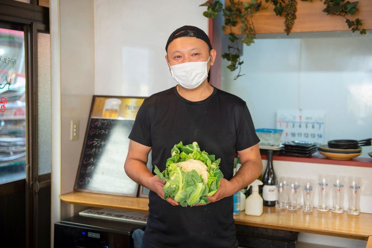 並木さん。「今日は立派なカリフラワーが手に入りました！」