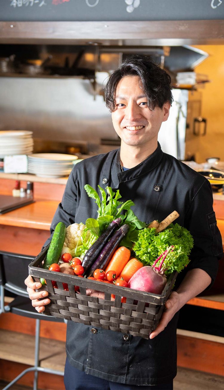 料理長の清水海翔（かいと）さん。「地元ならではの新鮮野菜、存分に味わってください」