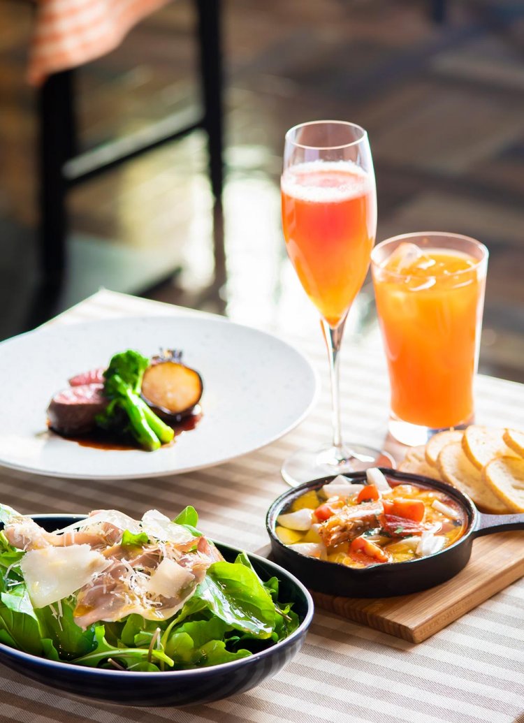 手前から清瀬産ルッコラと生ハムのサラダ780円、清瀬産カブと赤海老のアヒージョ1045円、国産牛ランプ肉のグリル（100g）1650円。